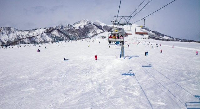 雪景色と温泉とグルメを満喫するスキーツアーで叶える冬の贅沢旅行体験